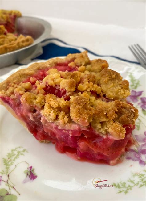strawberry-rhubarb-pie-with-crumb-topping-blogghetti image
