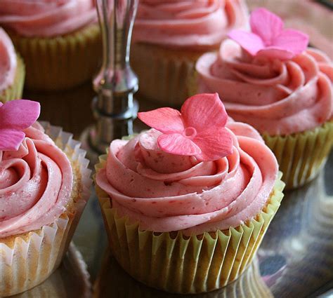 3-easy-ways-to-frost-cupcakes-allrecipes image