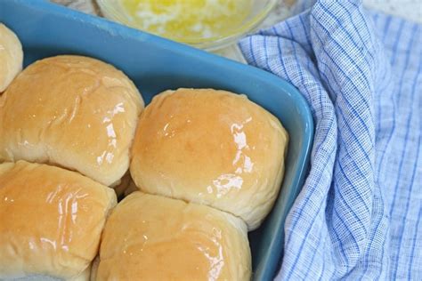 easy-30-minute-dinner-rolls-quick-fluffy-yeast-roll image