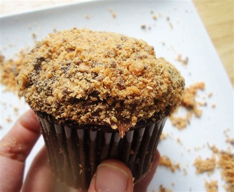 butterfinger-fudge-filled-cupcakes-foodbeast image