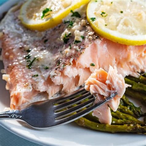 baked-salmon-in-foil-with-garlic-butter-lemon-bake-it-with image