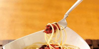 spaghetti-alle-olive-e-pomodoro-spaghetti-with-olives image
