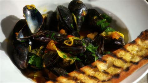 steamed-mussels-with-wine-and-saffron-seafood image
