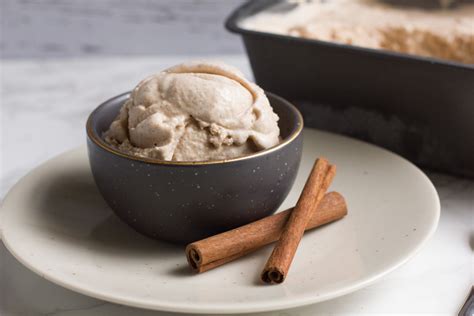 cinnamon-bun-ice-cream-away-from-the-box image