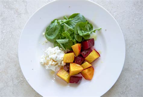 beet-salad-with-goat-cheese-and-honey-recipe-leites image