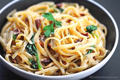 fettuccine-alfredo-recipe-with-bacon-and-spinach image