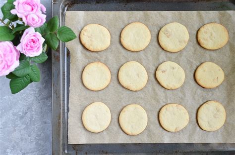 rose-petal-cookies-recipe-cookme image