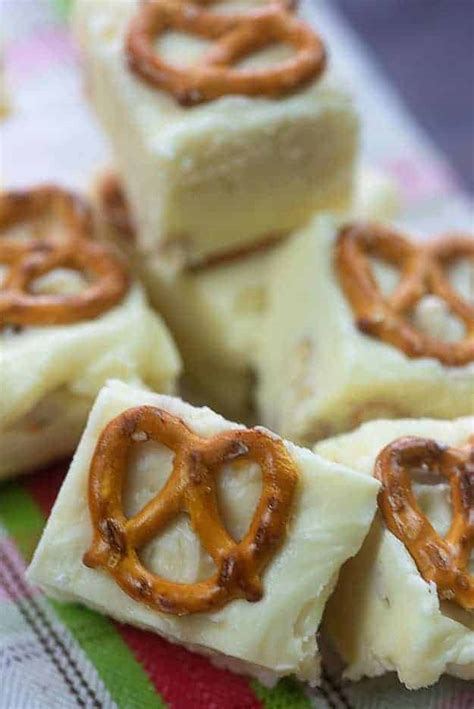 white-chocolate-fudge-with-pretzels-buns-in-my-oven image
