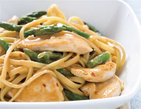 sesame-noodles-with-chicken-and-asparagus-lee-kum image
