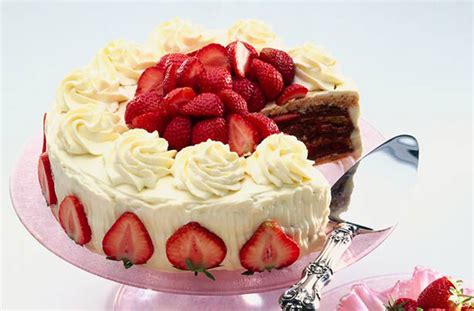 strawberry-meringue-roulade-dessert-recipes-goodto image
