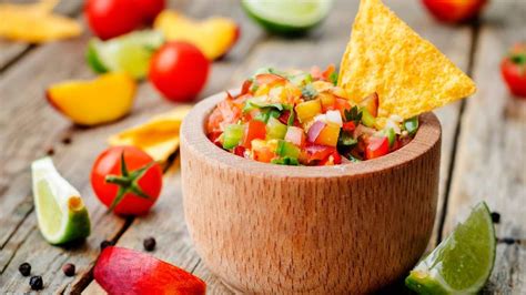 how-much-salsa-per-person-10-150-people-one-pot image
