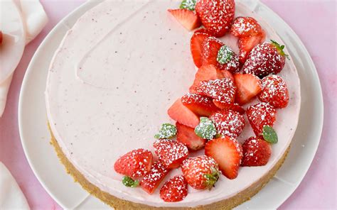 strawberry-cream-cheese-tart-easy-no-bake-summer image