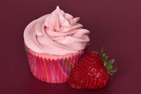 strawberry-lemonade-cupcakes-gimme-some-oven image