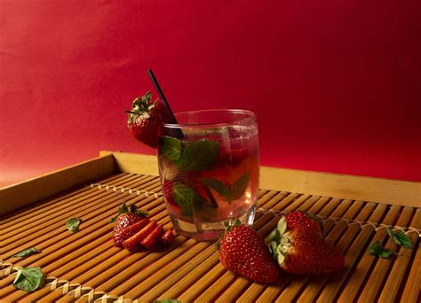 best-strawberry-martini-recipes-liquorista image