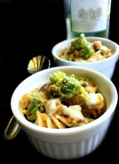 broccoli-eggplant-pasta-in-white-wine-sauce-wine image