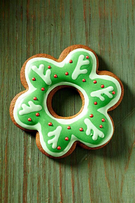 scalloped-wreath-gingerbread-cookies-better-homes image