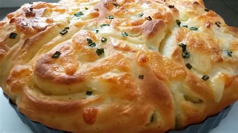 delicious-and-fluffy-scallion-and-garlic-cheese-bread image