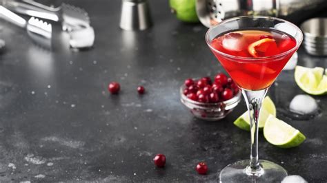 how-to-make-a-cosmo-cocktail-classic-cosmopolitan image