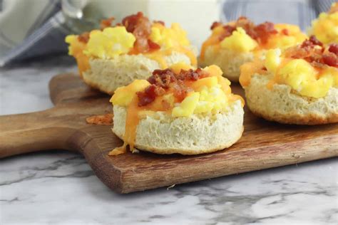 easy-to-make-mini-breakfast-pizzas-moore-or-less image