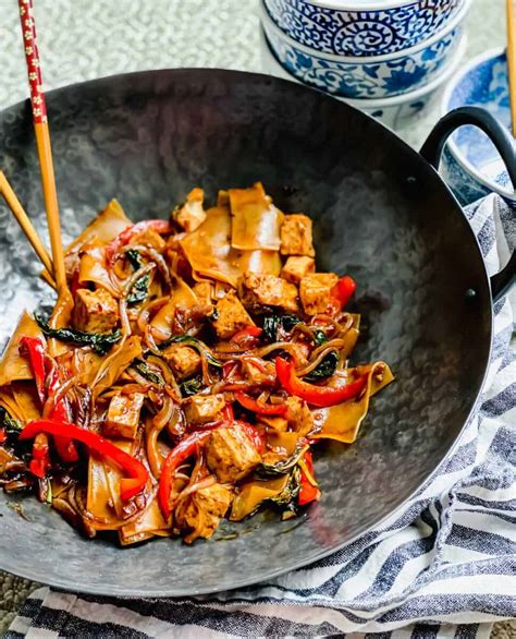 easy-thai-drunken-noodles-with-tofu-pad-kee-mao image