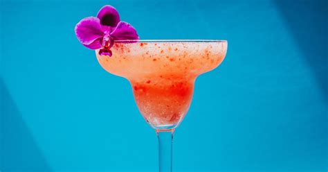 strawberry-daiquiri-cocktail-recipe-liquorcom image