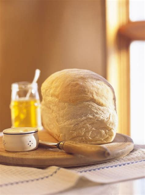 homemade-white-bread-loaf-ricardo image
