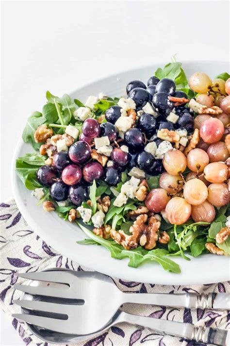 12-spectacular-salads-with-grapes-this-healthy-table image