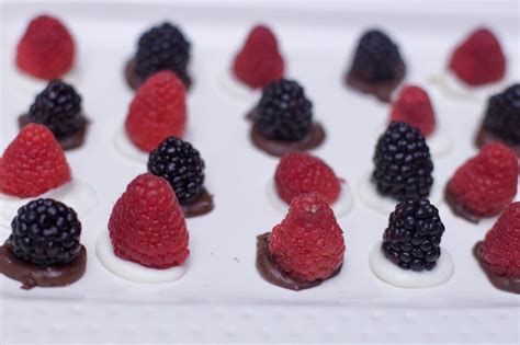 easy-no-bake-desserts-chocolate-berry-bites-staying image