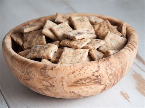 whole-wheat-seed-crackers-recipe-elephantastic-vegan image