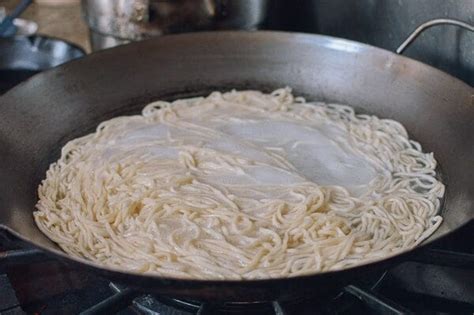 longevity-noodles-yi-mein-伊面-the-woks-of-life image
