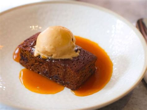sticky-toffee-pudding-with-caramel-sauce-ice-cream image