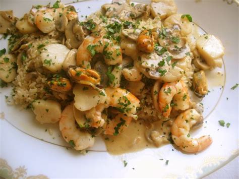 shrimp-with-mussels-and-scallops-in-cream image