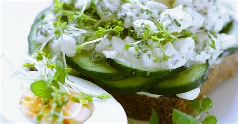 open-faced-cucumber-sandwiches-with-cottage image