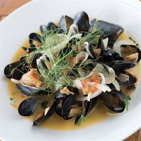 mussels-cozze-steamed-with-white-wine-garlic image