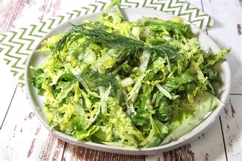 10-types-of-lettuce-and-other-leafy-salad-greens image