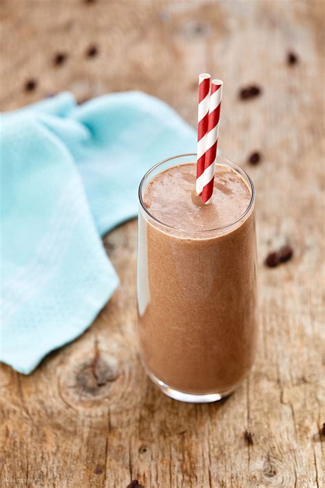 chocolate-keto-smoothie-recipe-eatwell101 image