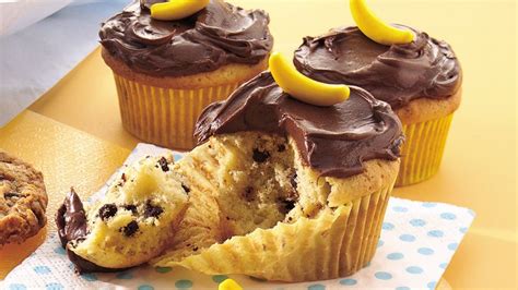 banana-chocolate-chip-cupcakes-recipe-pillsburycom image