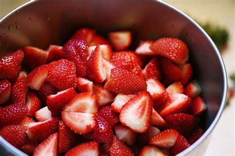 ricotta-mascarpone-mousse-with-balsamic-strawberries image