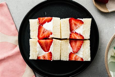 japanese-fruit-sandwich-strawberry-sando image