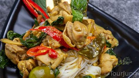 thai-green-curry-recipe-with-chicken-gaeng-kiew image