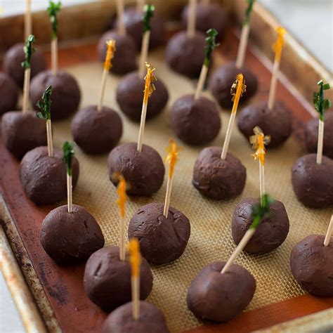 easy-peppermint-chocolate-truffles-5-minutes-prep image