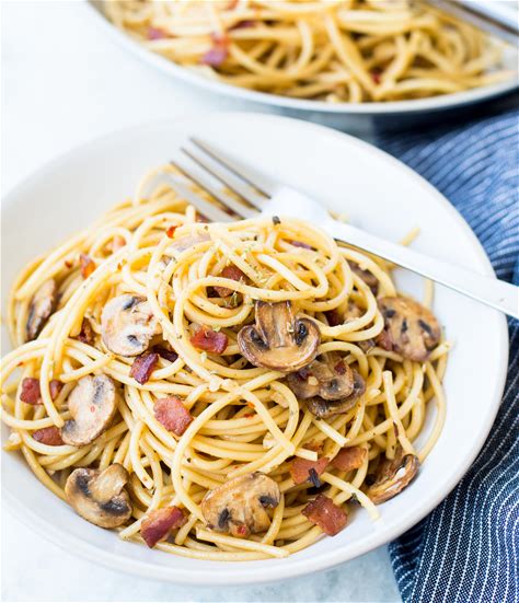 garlic-mushroom-spaghetti-with-bacon-the-flavours image