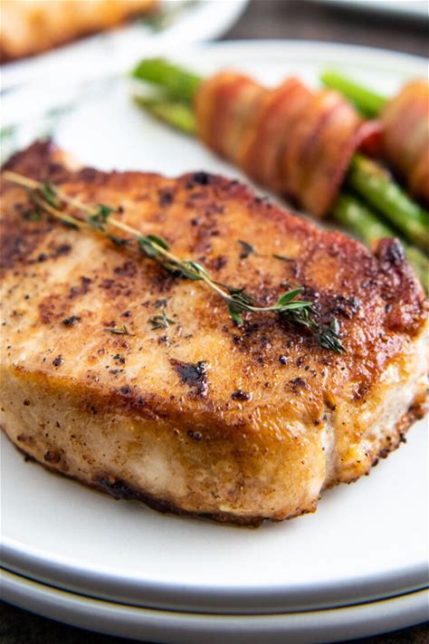 juicy-pan-fried-pork-chops-recipe-easy-dinner-ideas image