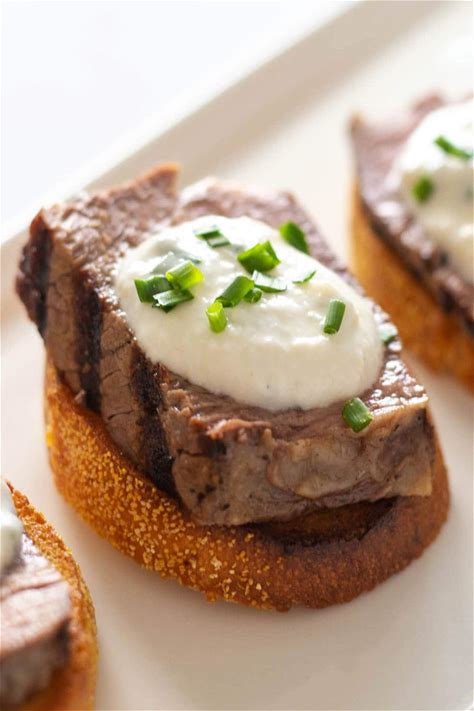 steak-crostini-with-creamy-horseradish-sauce-artzy image
