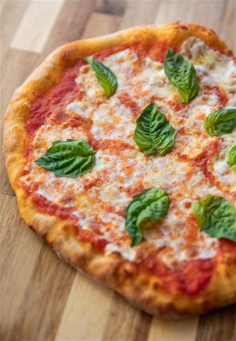 classic-margherita-pizza-recipe-easy-laurens-latest image
