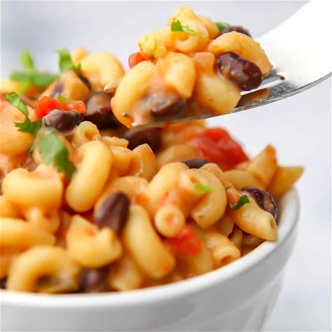 southwest-spicy-vegan-mac-and-cheese-the image