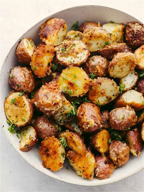 oven-roasted-parmesan-garlic-potatoes-the image