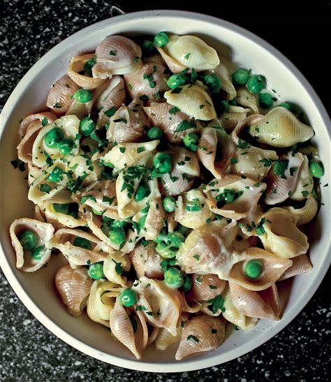 alfredo-pasta-with-sweet-peas-easy-midweek-pasta image