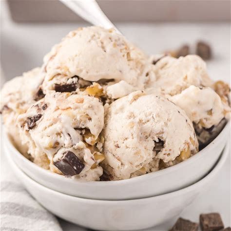 chunky-monkey-ice-cream-no-churn-ice-cream image