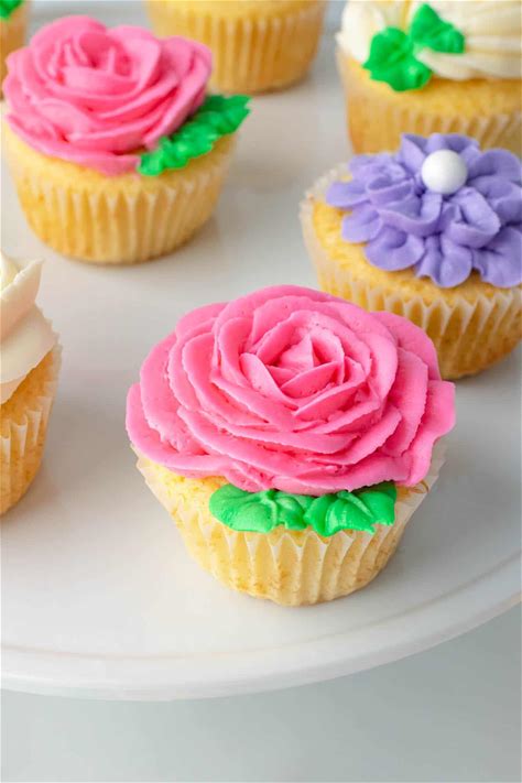 buttercream-flower-cupcakes-3-different-styles image